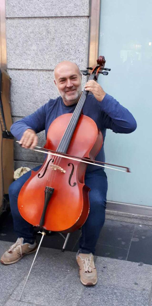 Buenas tardes. #Madrid #cellista #musicaclasica ya listo para comenzar a tocar