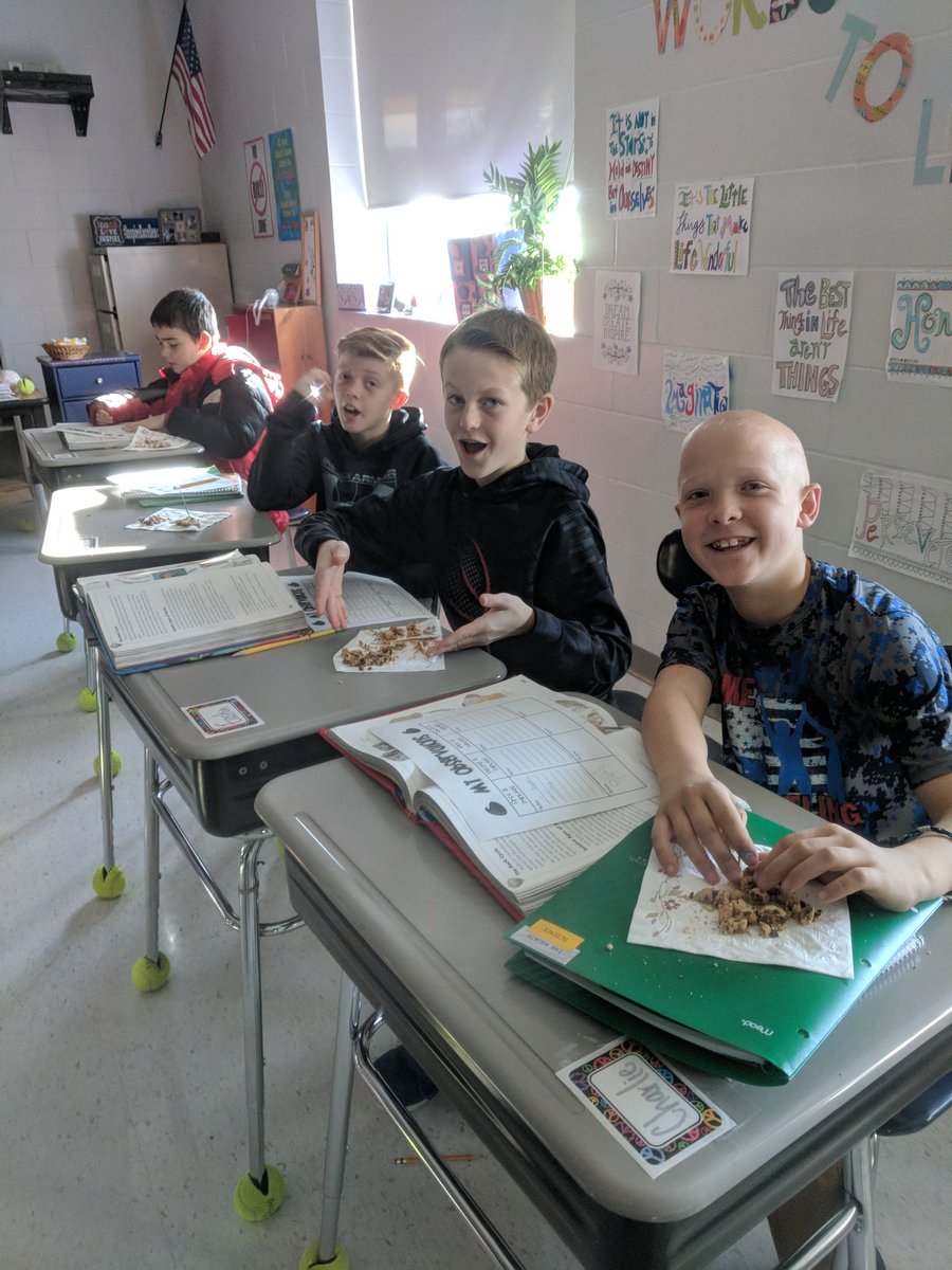 BeckyTri1's tweet photo. Paleontologists!  Fun with food in science class today! #cookiesmakeeveryonesmile #Iatetwo @KMeKyllo https://t.co/sy3nIouUBe
