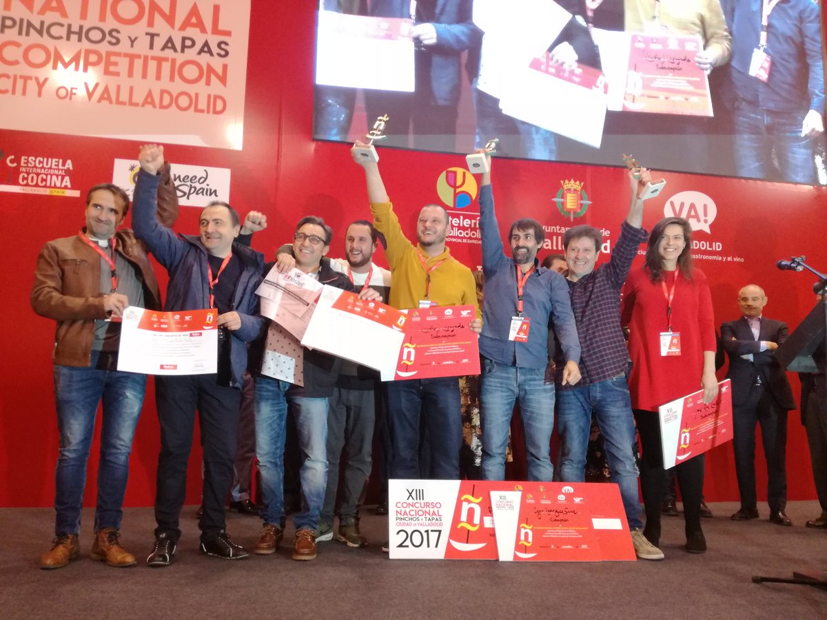 Fotos de familia de nuestros flamantes campeones. ¡Enhorabuena!

#TapasVLL2017