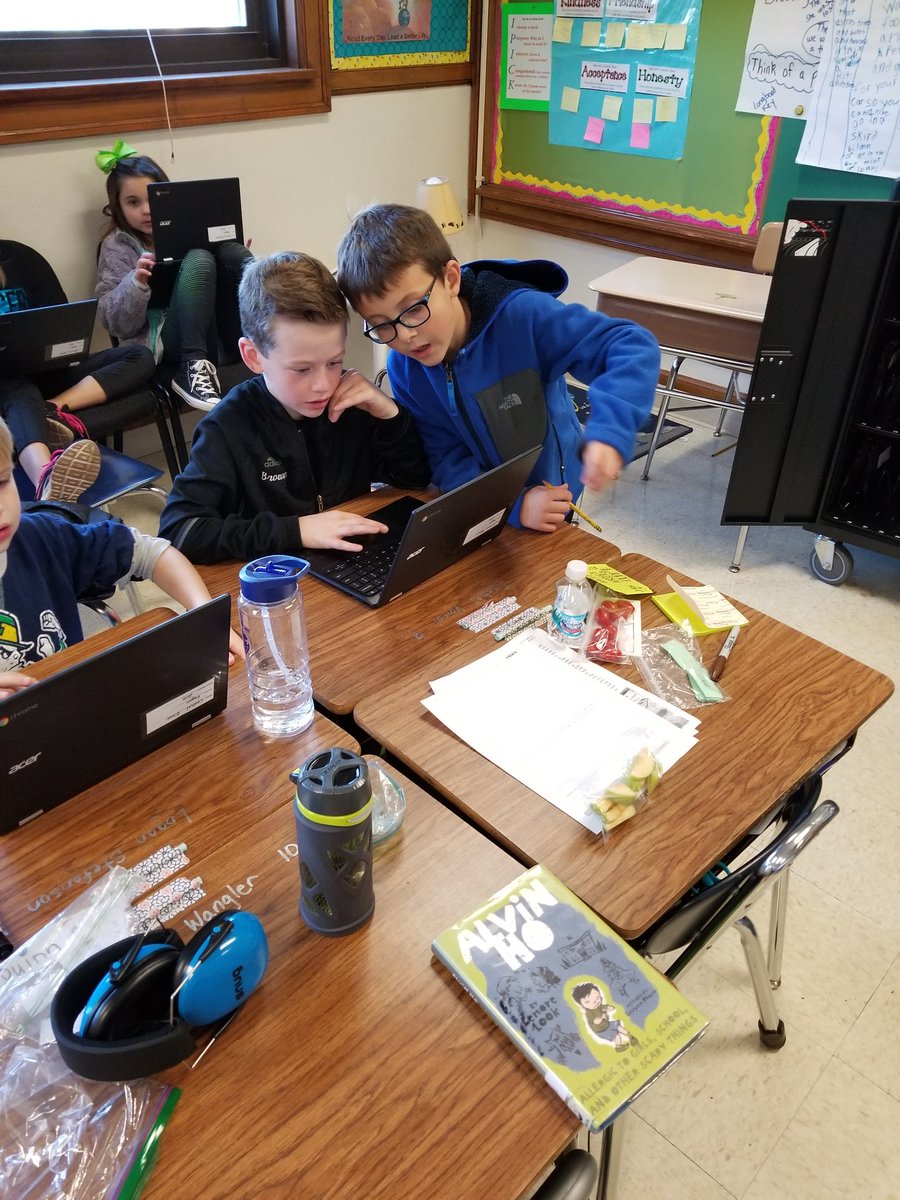 Ashleyann1022's tweet photo. When the kids have to be the teacher because they know more than you. #technatives #futureleaders @LincolnD205 https://t.co/uOfqypeeYr