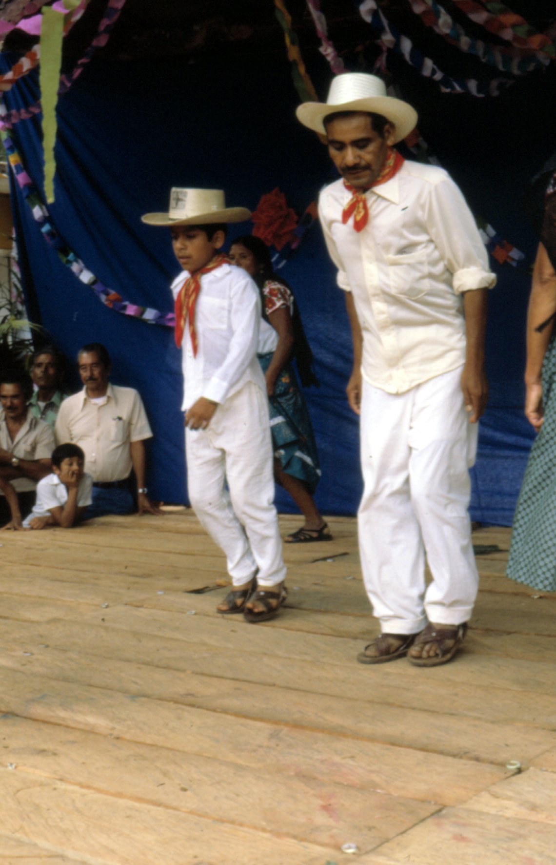 Museo Indigena on X El traje tradicional de los hombres chatinos consiste en un pantalon blanco de manta y camisa de manga larga de manta o de tela satinada. https t WTHQt79pCR X