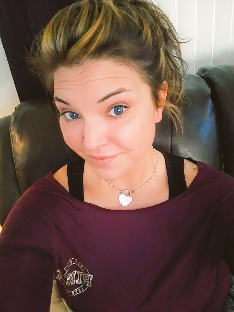 jcorbin0418's tweet photo. #lazyday #nomakeup #contactlens https://t.co/kknWcaabZL