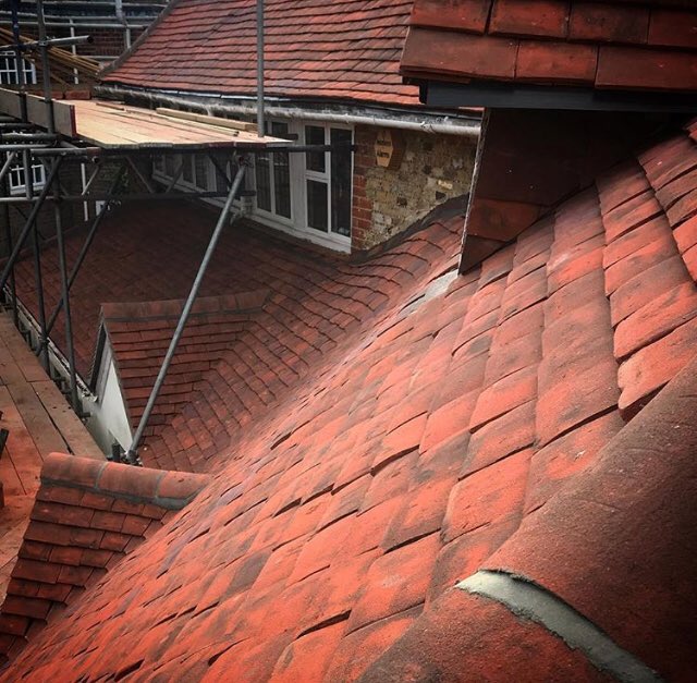 KentClayTiles's tweet photo. A lovely building in Essex covered in a popular Hanbury Burmarsh Multi handmade clay roof tiles. #handmade #kentclaytiles #kct #beautywithpurpose #Hanbury #clayrooftiles #roofing https://t.co/X7evInT7PU