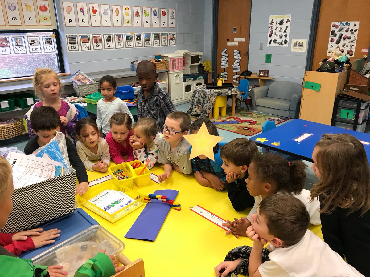 LissetteMay3's tweet photo. Kiddo Engineers! Planning, creating, testing, improving, and sharing their LEGO bridge successes. Then bridge “experts” went off in advisor roles helping others. #LEHSD #gjmrocks @LEHSchoolDist https://t.co/CEdhk5De41
