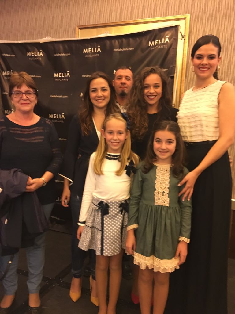 Hoy algunos miembros de la #hogueraParquedelasAvenidas han recibido la condecoración de @CRAlicante. Aquí estamos con la #belleadelfoc <a href="/SofiaEscoda/">Sofía Escoda</a> y la #belleadelfocinfantil #Hogueras #Fogueres #Alicante #Alacant #CruzRoja