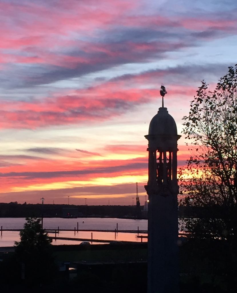 EllisSmeaton's tweet photo. View from the office - nothing like a sunset over Southampton water to inspire a bit of creativity!

#southampton #sunset #creativity #WednesdayMotivation #solent https://t.co/CBq9BvQRDR