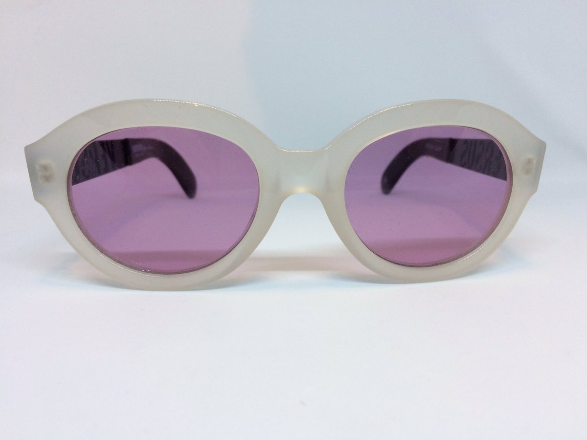 elephant_story's tweet photo. #VersaceVersus #sunglasses from the #1990s but with a #1950s vibe for sale in my #EtsyShop #VintageGlamour #VintageFashion #GianniVersace https://t.co/LIM4Hty3HZ