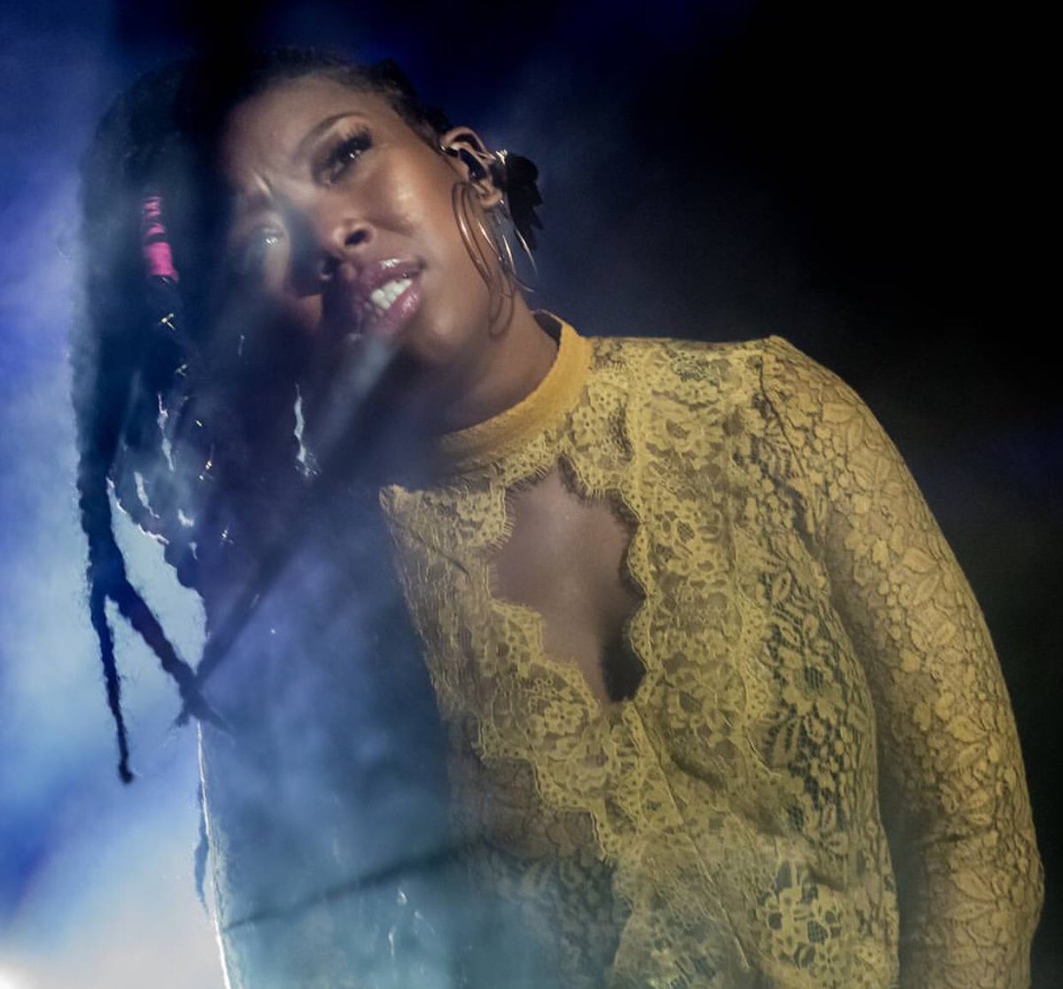 4everTeamBrandy's tweet photo. 💡#wcw 💛 #wce 💙 [📸: #devmatic] https://t.co/r0nUyQgMft