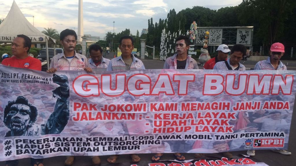 persatuanburuh's tweet photo. Zombi Pertamina: “Jokowi, Selamat atas Pernikahan Putrinya, Jangan Lupa Rakyatmu!” https://t.co/EezEfZ6ldz https://t.co/Sv6GbXweUo