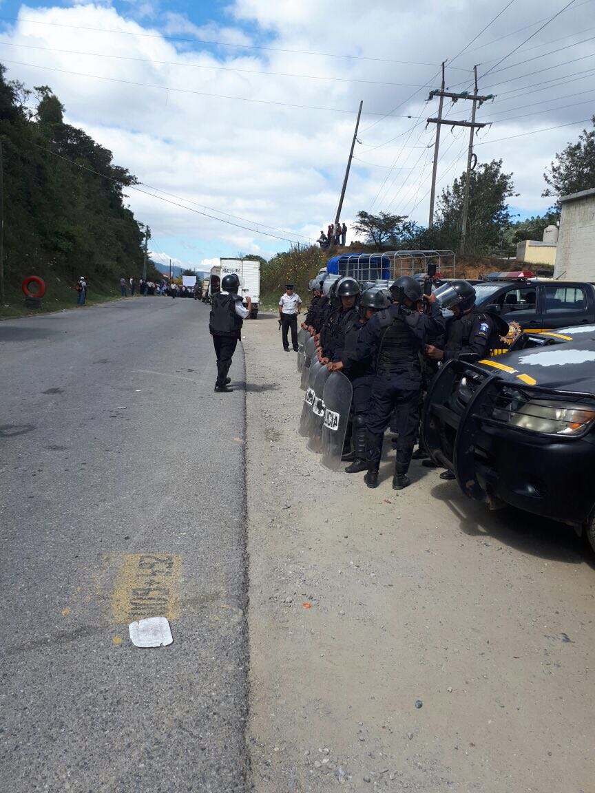 EmisorasUnidas's tweet photo. En Huehuetenango, @PNCdeGuatemala se apresta a rehabilitar el paso, luego que se otorgara tiempo de 10 minutos a los manifestantes.

► @JulioLopez_EU https://t.co/YiP6KGreO0