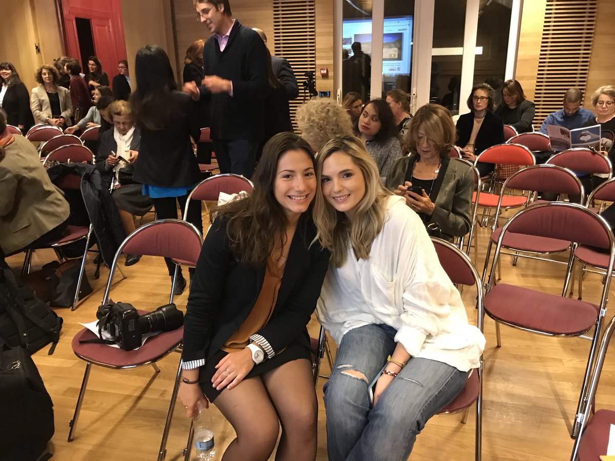 CheninCelia's tweet photo. Rencontre avec la youtubeuse @leacamilleri dans le cadre de la conférence de présentation du livre blanc ! #FemmesCop23 @UNICEF_france @UReportFrance https://t.co/ih6fCmM7Hg