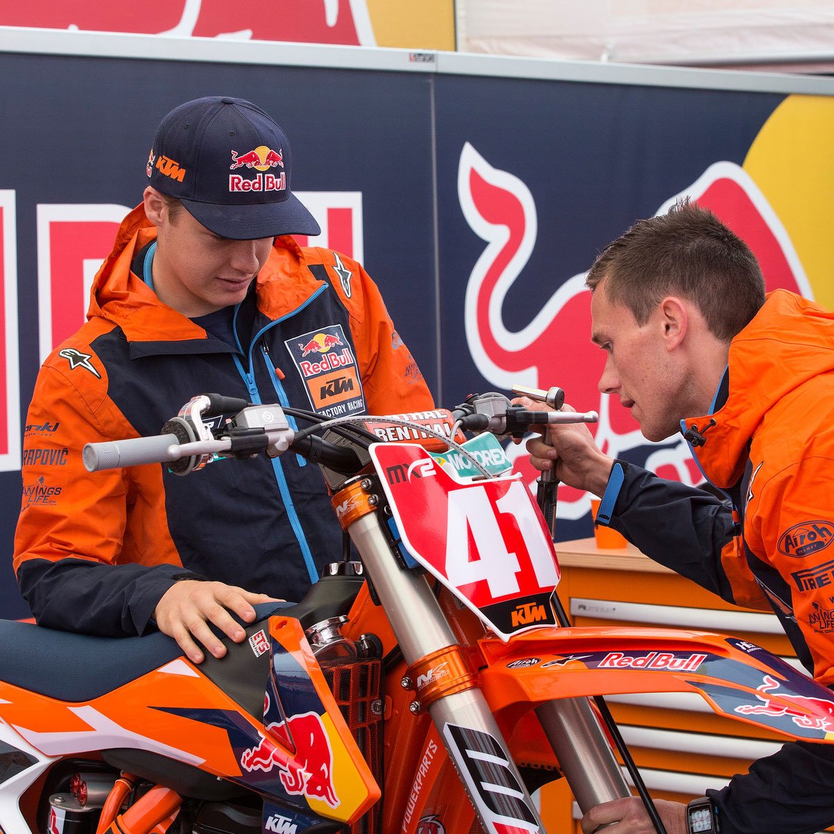 Renthal_Moto's tweet photo. 2017 MX2 World Champion @paulsjonass41 uses 827 Fatbar & soft compound Grip Tech #WednesdaySetup #Renthal #WeBuildChampionships 📷KTM/Archer https://t.co/tm0JhVDfl1