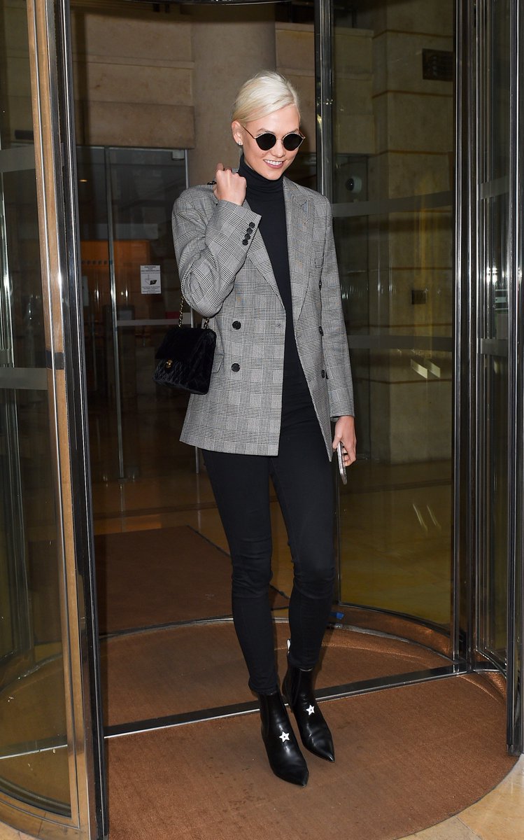 fashionist_club's tweet photo. .KarlieKloss wearing a Ralph Lauren Fall 2017 Collection blazer at #PFW. #RLFall2017 https://t.co/A3n1AIiLtW