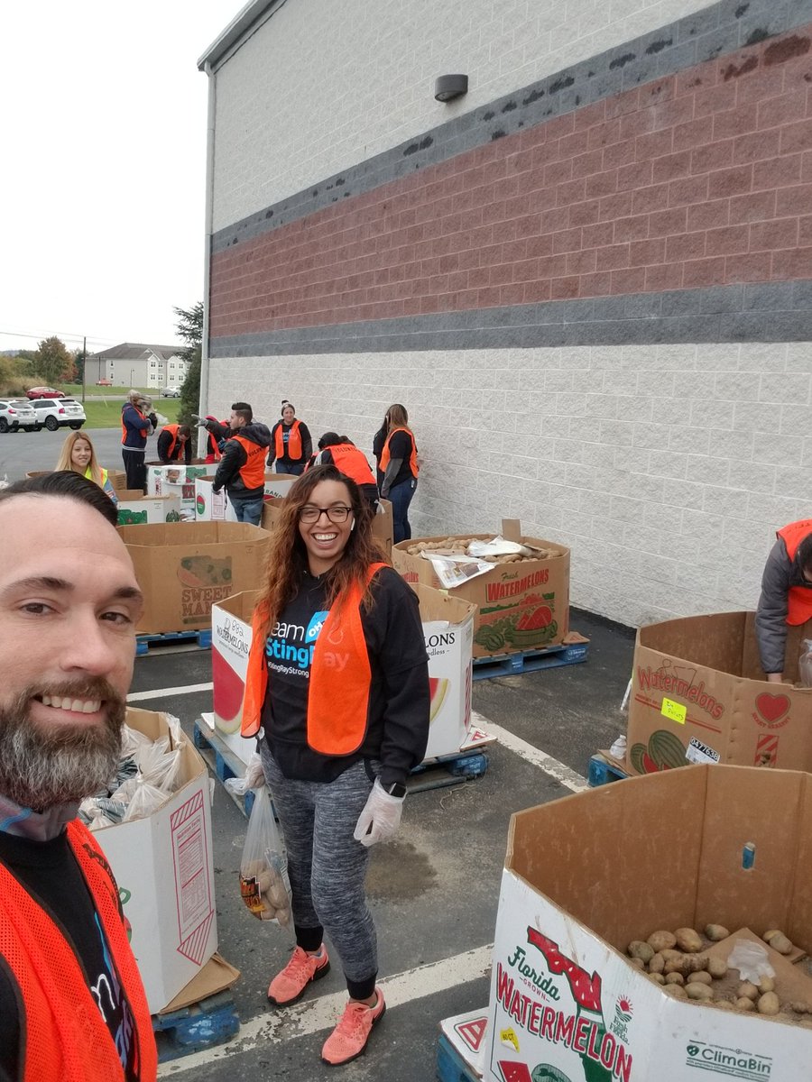 BSquareDaBulls's tweet photo. Great day to volunteer! 
@StingRaySwag
@judy_cavalieri 
 #LifeAtATT 
#givingback
#ohpa https://t.co/3zbs5mREP7