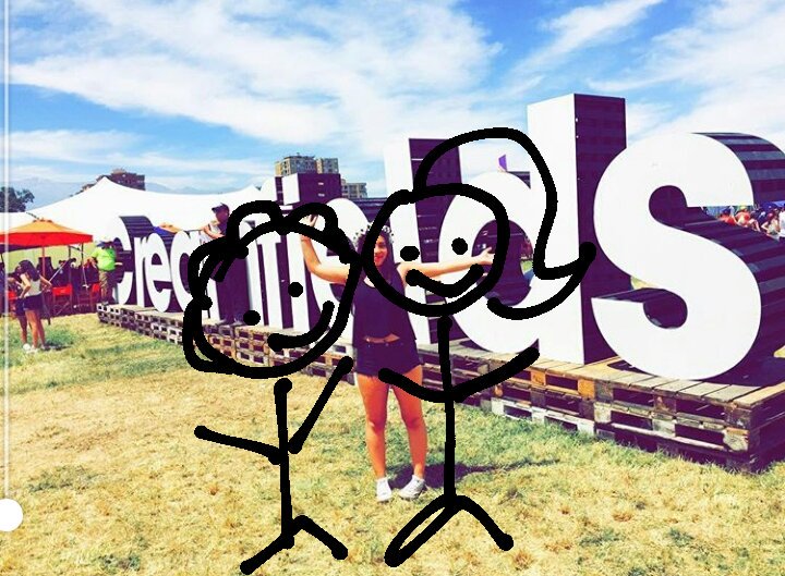 Soydetela's tweet photo. @40ChileOficial y ya el jefe me reto pero yo sigo concursando jajaja y estos seriamos mi novio y yo si #pagina40mellevaacreamfields y alguien atras curao haciendonos photobomber jajaja espero GANAAAAR https://t.co/4QuZpw9wOL