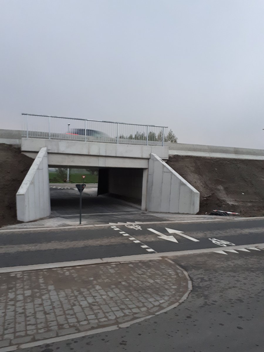PascalDeDycker's tweet image. Lange files, auto's doorheen de fietstunnel.  De heraanleg van de N41 in Elversele is voorlopig geen succes! s-p-a.be/artikel/heraan…