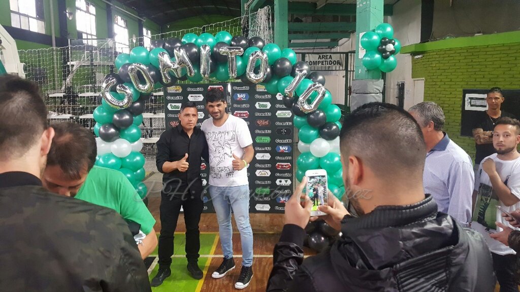 #NuevaChicago El <a href="/lobomontenegro/">Andres Montenegro</a> dijo presente a la presentación de la estatua de Gomito.
