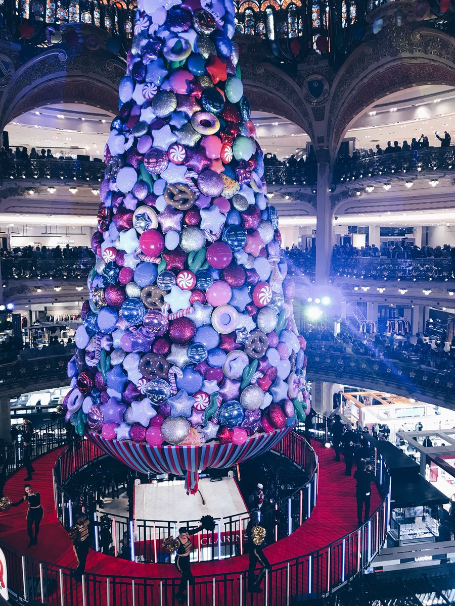 MoiSarahJane's tweet photo. Inauguration des décorations de Noël Galeries Lafayette : Spectacular Spectacular. Showcase @bethditto ❤️ #SpectacularVR https://t.co/oPhFa9fJGr