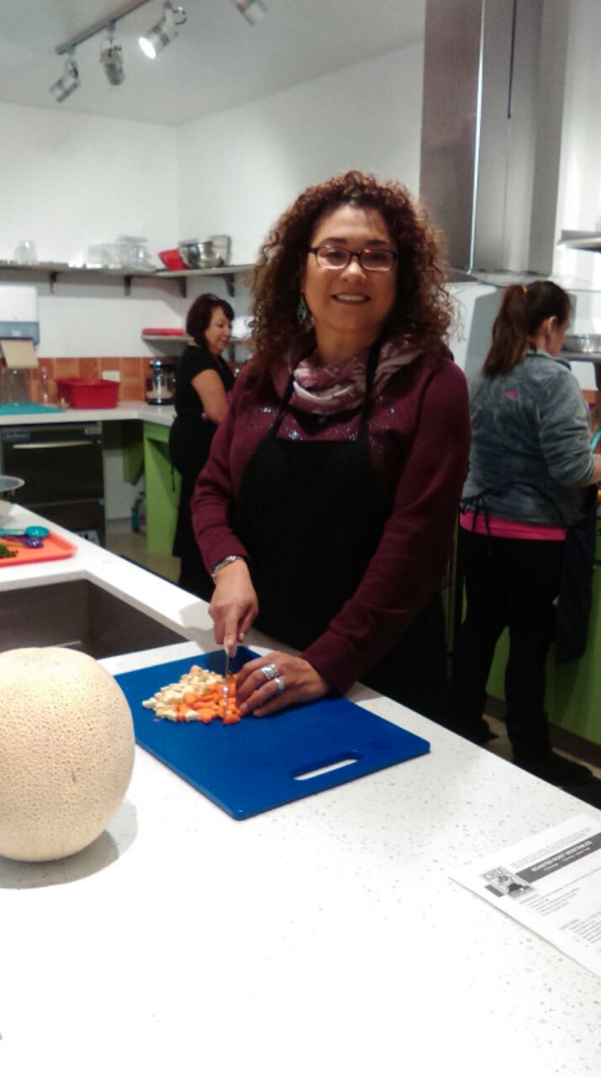 ColoniasTAMU's tweet photo. #CHW Jessica is chopping away @ymcasanantonio #YMCAHarveyNajim developing healthy cooking skills to share with the #Community  #CommunityHealthWorker #Promotora #nutrition https://t.co/iNndj37Yra