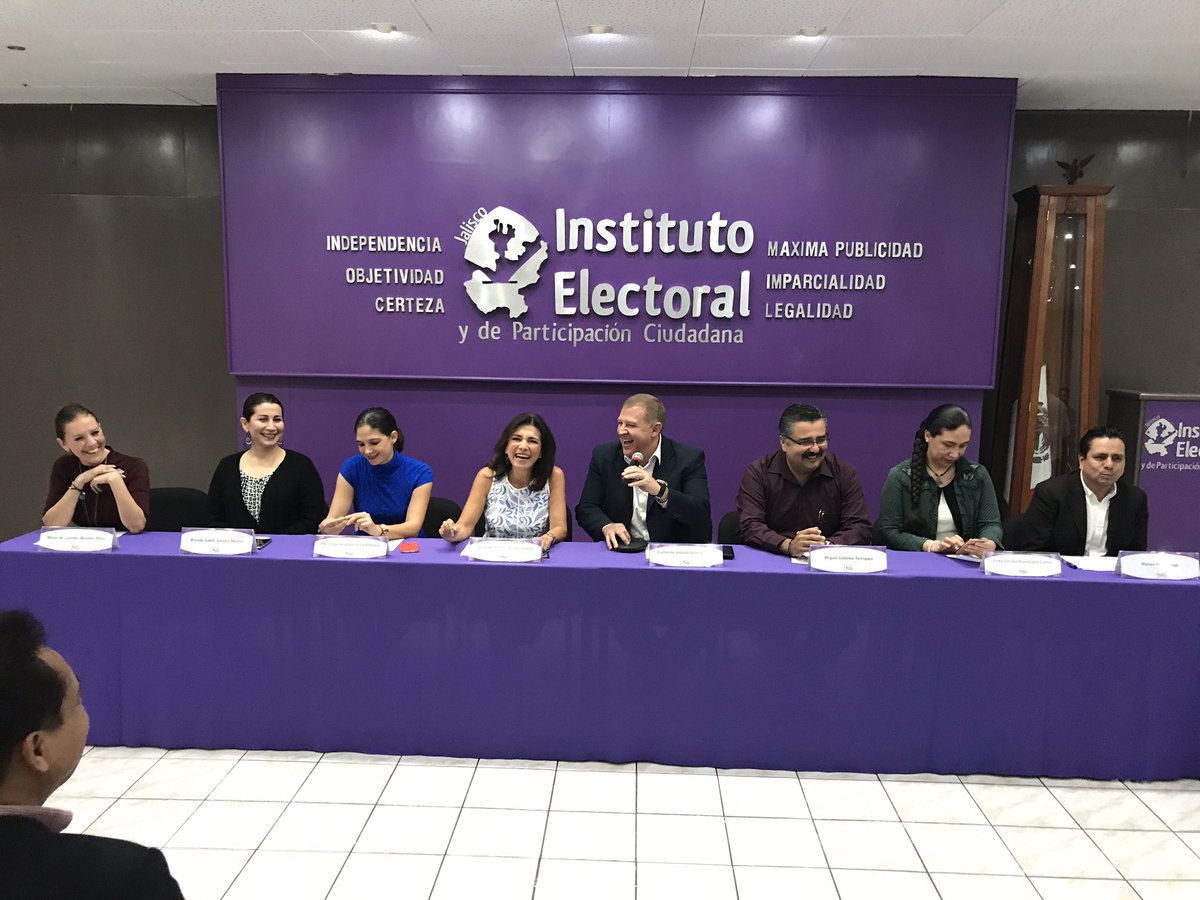 Alcaraz_Cross's tweet photo. Doy la bienvenida al personal del Servicio Profesional Electoral #SPEN @INEMexico en el @iepcjalisco https://t.co/R1P9zeAw9p