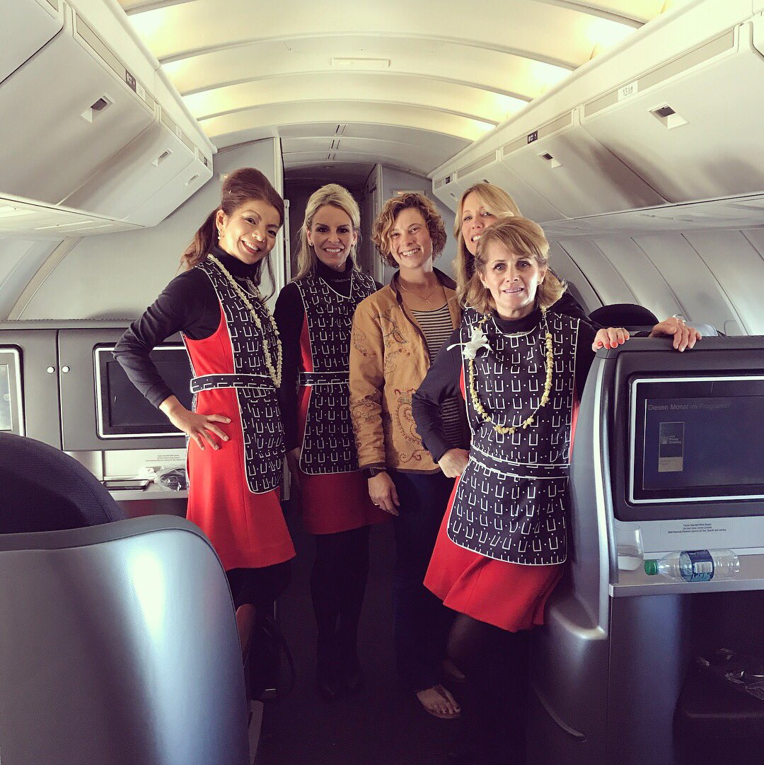 SuperMercadoJen's tweet photo. @united really knows how to throw a retro retirement party! Farewell UA747, thanks for all the memories. ✌️❤️🛫#ua747farewell #united #avgeek #boeing747 https://t.co/zLnHGchRAn