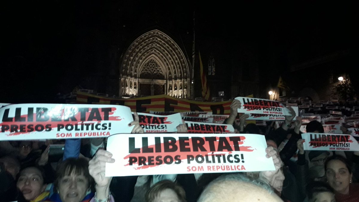 Esquerra_ERC's tweet photo. 📢Tot un poble al carrer, tot un país mobilitzat. Catalunya és un clam per exigir la #LlibertatPresosPolítics! #VagaGeneral8N https://t.co/Ve0irlUFRx