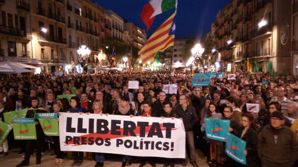 Esquerra_ERC's tweet photo. 📢Tot un poble al carrer, tot un país mobilitzat. Catalunya és un clam per exigir la #LlibertatPresosPolítics! #VagaGeneral8N https://t.co/Ve0irlUFRx