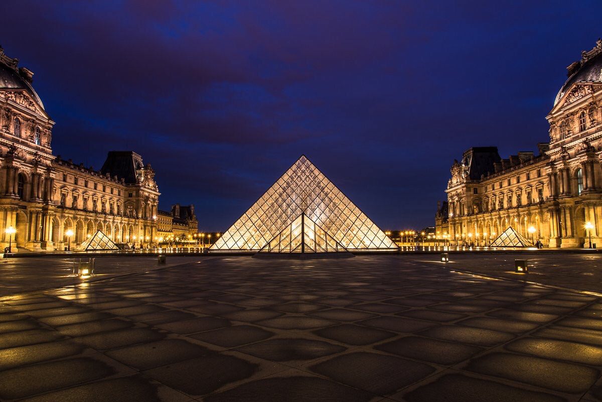 RabSchmidt34's tweet photo. People arrive in front of glass triangle at #Louvre in #Paris to watch the opening of the #LouvreAbuDhabi in #UAE
@UNESCO @UN @DeutscheWelle https://t.co/gD7300BTIZ