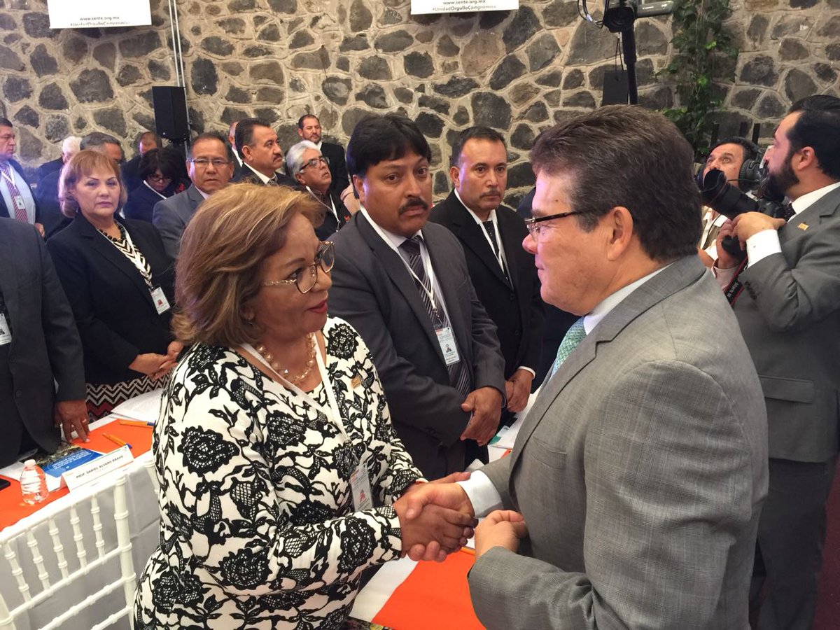 SNTE8's tweet photo. Con formación continua y profesionalización el #SNTE mantiene #UnidadPorMexico 🇲🇽para brindar educación de calidad con #MejoresMaestrosPorMexico #ConsejoNacional #JDT https://t.co/KbV0r12lfi
