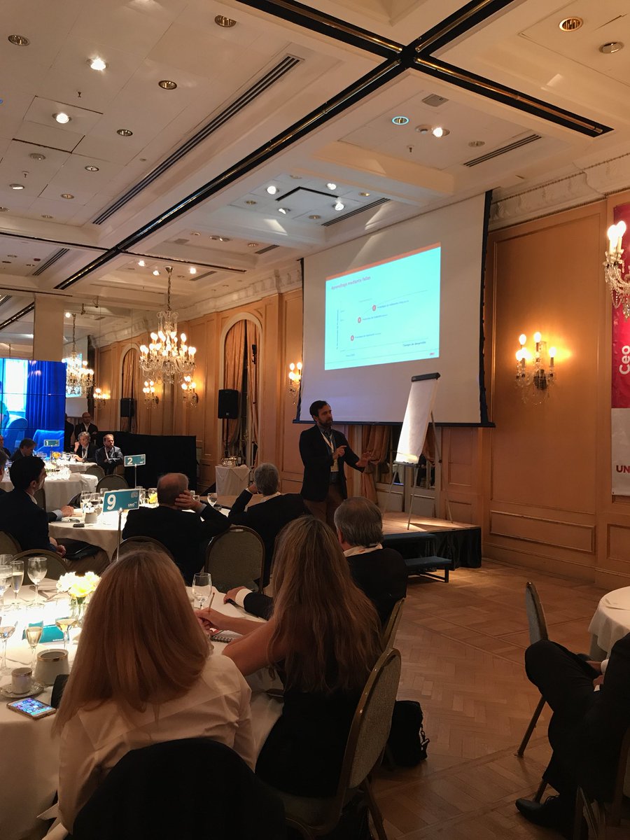 CEOSummit2018's tweet photo. .@Carlos_Osorio explica las diferencias entre fracasos e innovación. #CEOLeadershipSummit https://t.co/MAa8yAETQs