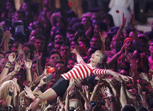 13_oliviia_13's tweet image. #EMABiggestFansTaylorSwift