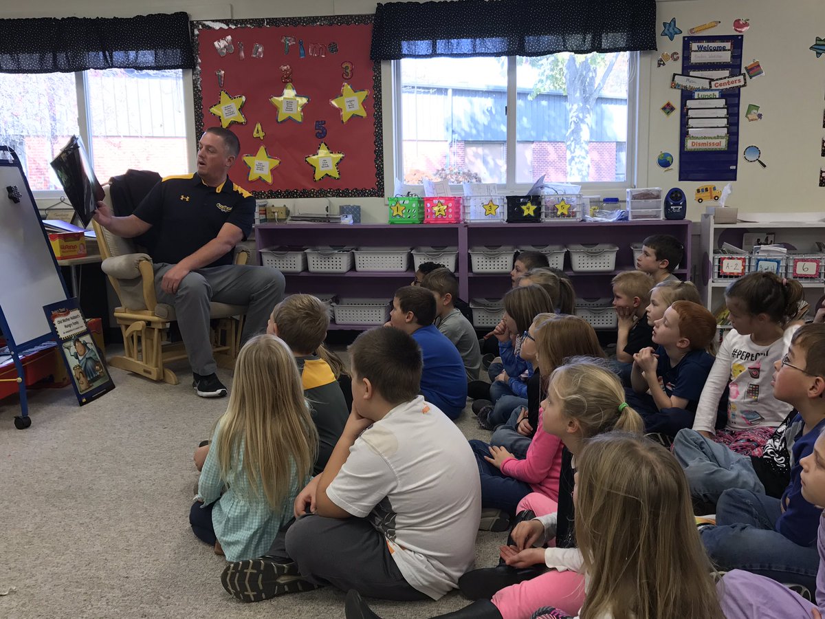 becca_droll's tweet photo. Celebrating National Young Readers Week with guest readers 📚 🎉 #mphawks https://t.co/WXgqUvp6xl