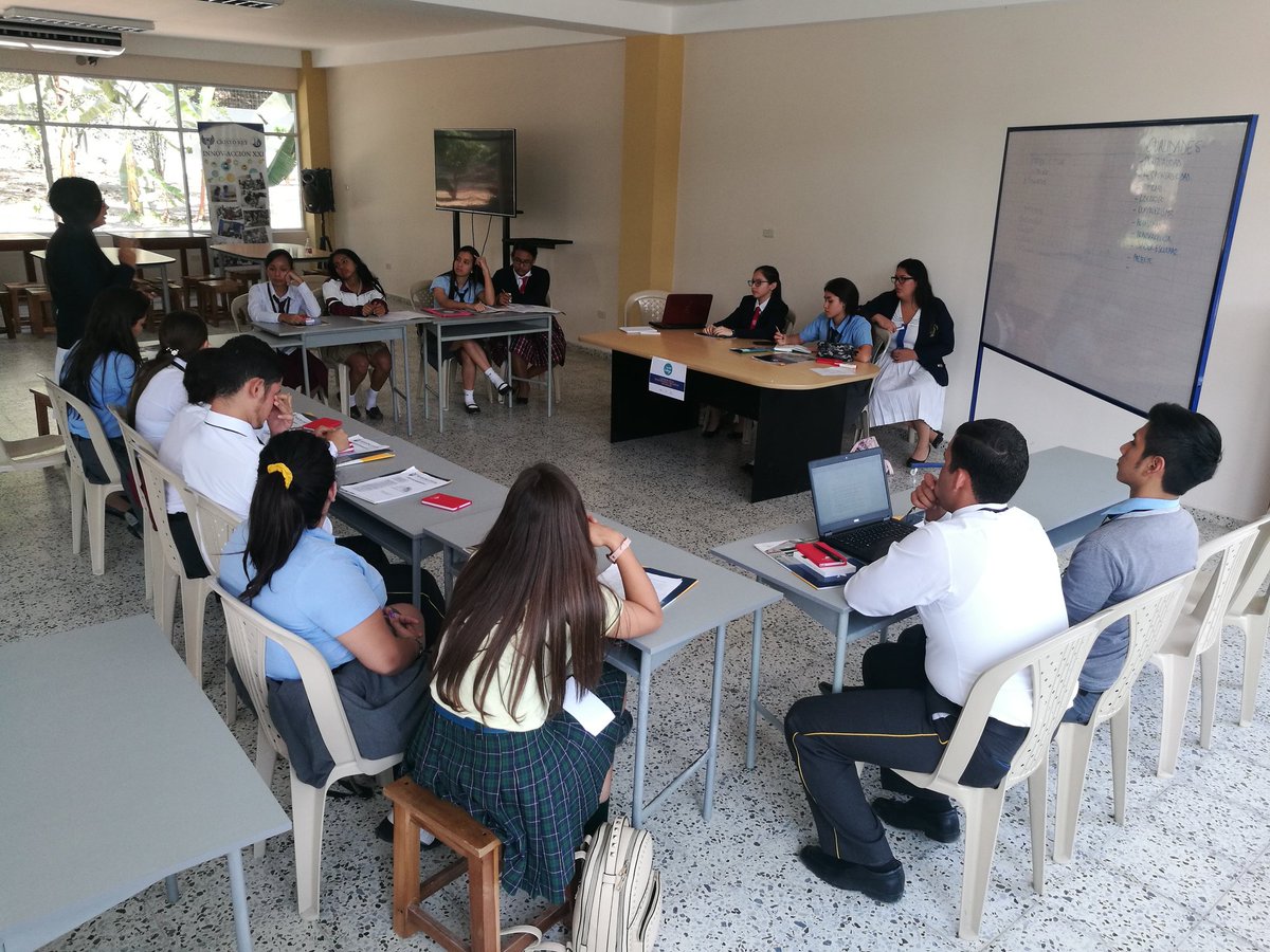 dario_Davalos40's tweet photo. Zecia Muñoz, presidenta de la #AsambleaEnMiColegio, preside reunión de #MiniCal en #Portoviejo: deciden temas a tratar en próxima sesión en #Quito. 12 colegios de la capital manabita participan de esta importante iniciativa de la @AsambleaEcuador con los jóvenes del país. https://t.co/zW0rxSQnUn