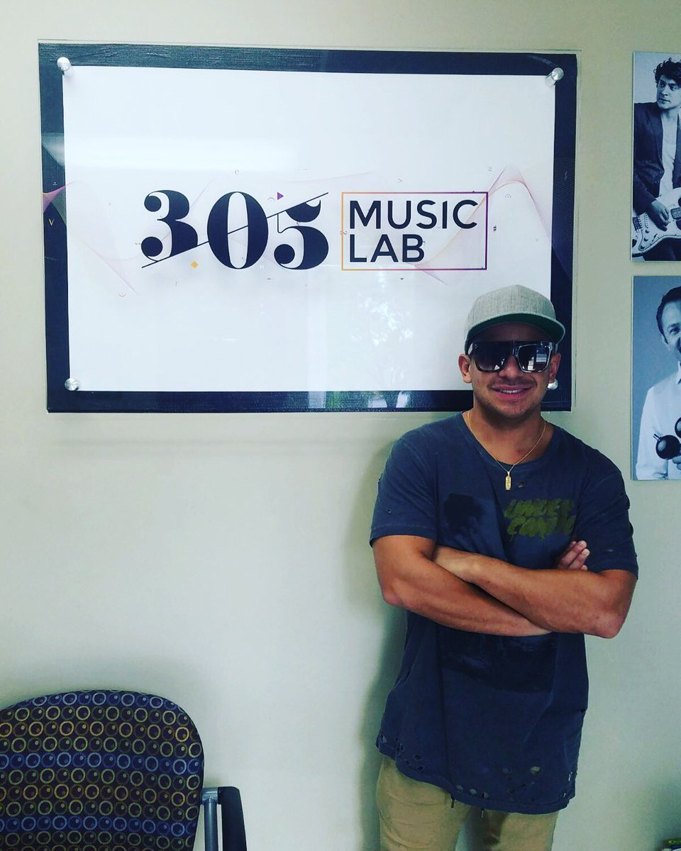 305MusicLab's tweet photo. Felices siempre de recibir a @oscarcitomundo en nuestra casa, que es la suya también ¡Bienvenido! 😎🔥🎶#Oscarcito #305musiclab https://t.co/gL55VoaEPZ