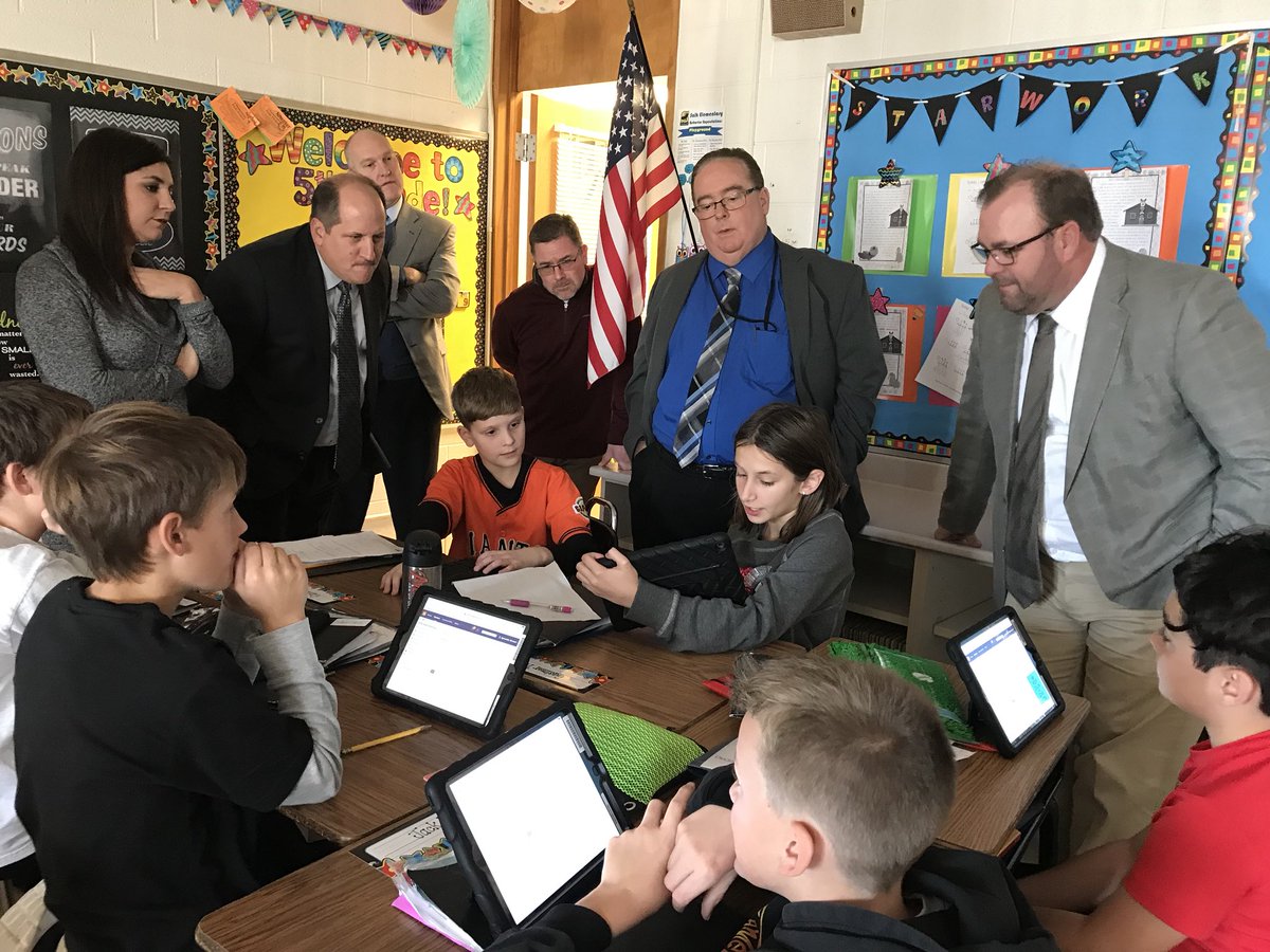 FraserSchools's tweet photo. Fifth grade students are explaining to State Superintendent Whiston how our learning management system helps them see where they are in their learning and move at their own pace. #compentencyed #fraserfamily https://t.co/1dadMNDgIc