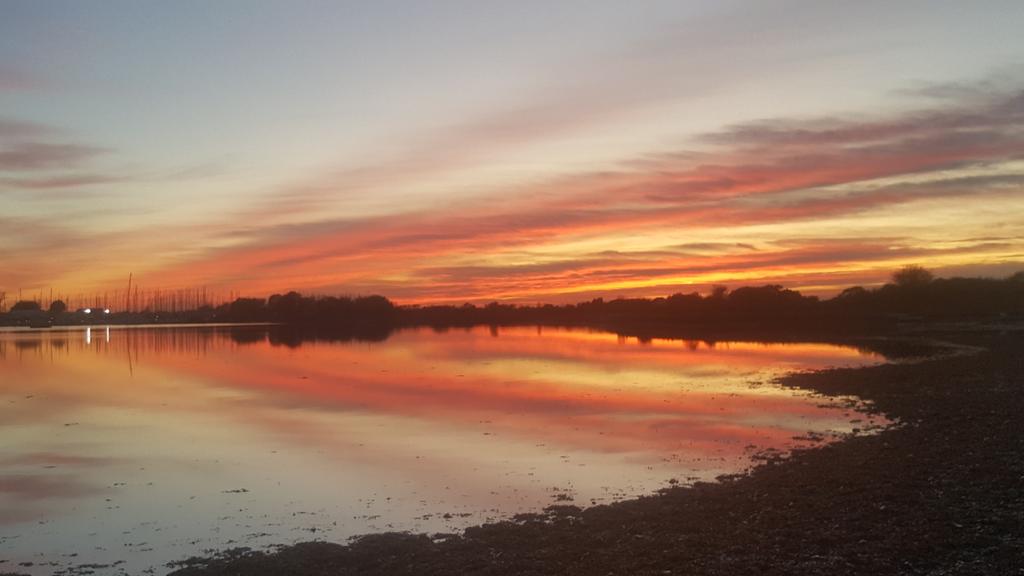 RHolidaysplease's tweet photo. Incredible sunset on tonights dog walk #emsworth #prinsted https://t.co/wPvaBDgPxr
