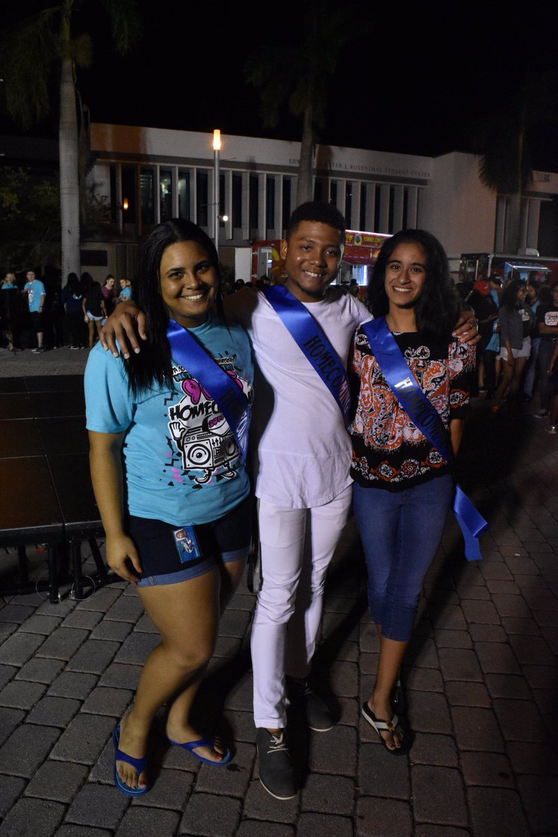 NSUFlorida's tweet photo. #NSUSharks kicked off Homecoming Week w/ food trucks, music, interactive games, student performances, and an appearance by Razor the Shark. See all of the photos here: https://t.co/gcEWQHztwz #SharksHC https://t.co/Sdx6CSEoQd