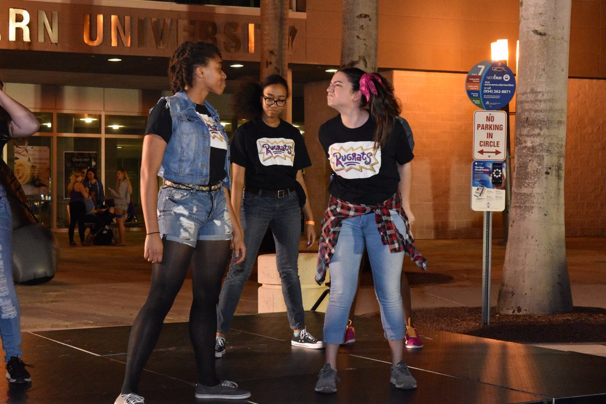 NSUFlorida's tweet photo. #NSUSharks kicked off Homecoming Week w/ food trucks, music, interactive games, student performances, and an appearance by Razor the Shark. See all of the photos here: https://t.co/gcEWQHztwz #SharksHC https://t.co/Sdx6CSEoQd