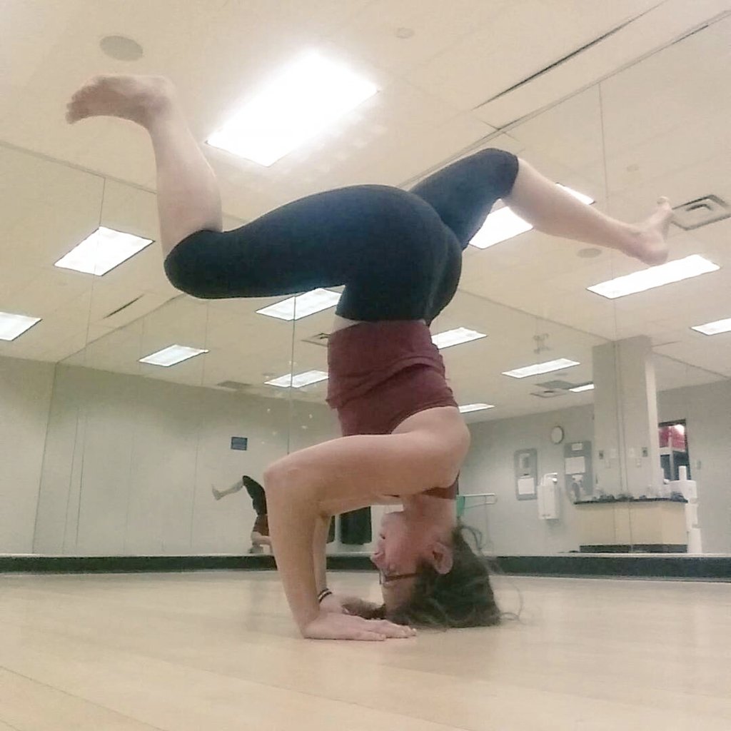 onewithlifept's tweet photo. Upside down is way more fun! If you want something bad enough you'll find a way to get it! #goals #dontgiveup #loveyoga #lovelife #onewithlifept https://t.co/Nf2rBYO8cB