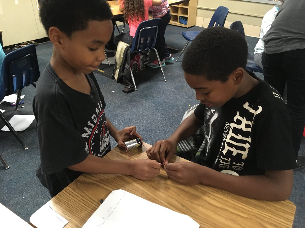MrShannon_CES's tweet image. Mr. Shannon’s 4th graders learning how to light a bulb. #carysoars #hcsscience