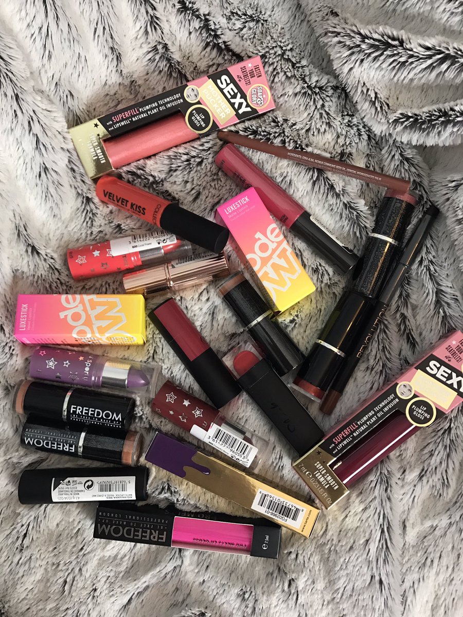 sophdoeslife's tweet photo. 24 HOUR GIVEAWAY! Rules in the picture below ✨ https://t.co/0XeYXU6Sw0