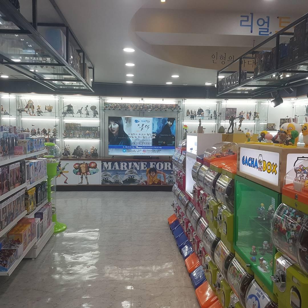 realtoy2016's tweet photo. 키덜트 문화를 선도하는 국내유일 피규어 전시/판매 (주)리얼토이

산본에 위치한 리얼토이랜드 본점이 피규어 전문 전시판매 카페로 새단장했습니다!

#리얼토이 #리얼토이랜드

구매문의(전국) : 1566-8789
「OCN 드라마 "블랙" 공식 협찬사」 https://t.co/3kPuFVmQMi