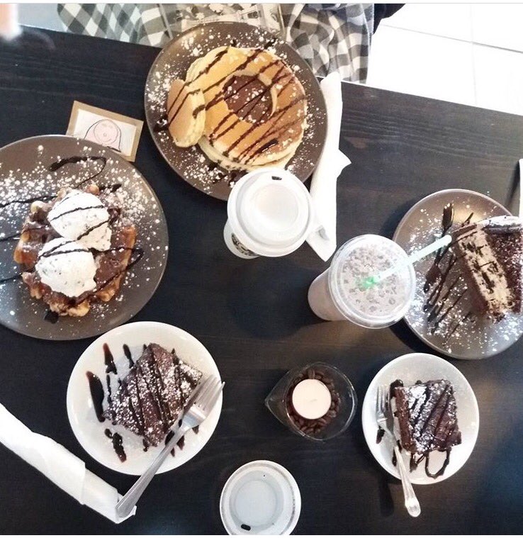 BeanMachineIT's tweet photo. Le merende al #beanmachinecoffee sono speciali! π! #merenda #snack #friends #pancakes #cake #oreo #yummy #waffle https://t.co/pcbGWgKCdi
