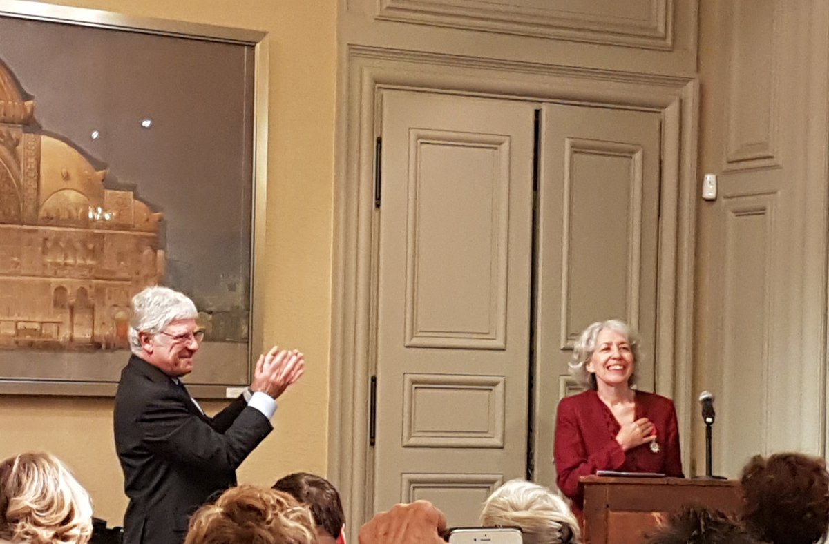 Catherine Jacquot, présidente de l'Ordre des architectes, reçoit la Légion d'honneur des mains de Pierre-René Lemas, à l'Académie d'architecture.
