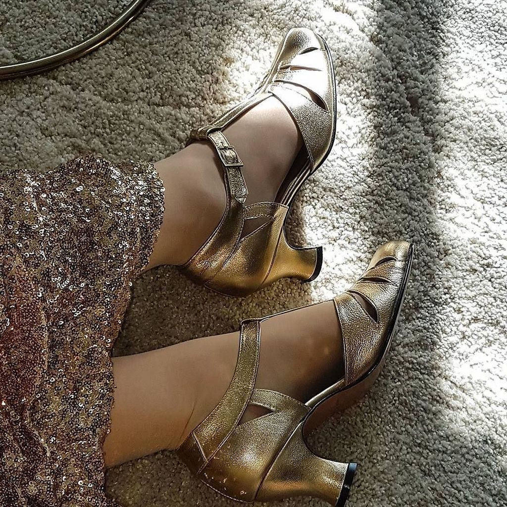 RevivalRetro's tweet photo. #regram @gretagardner Gold shoes from @revivalretro_teamlondon @revivalretro shop are pure magic πΉπΉπΉ #gold #goldgiβ¦ https://t.co/KVtFjZZwh8 https://t.co/X7Ait1Ho65