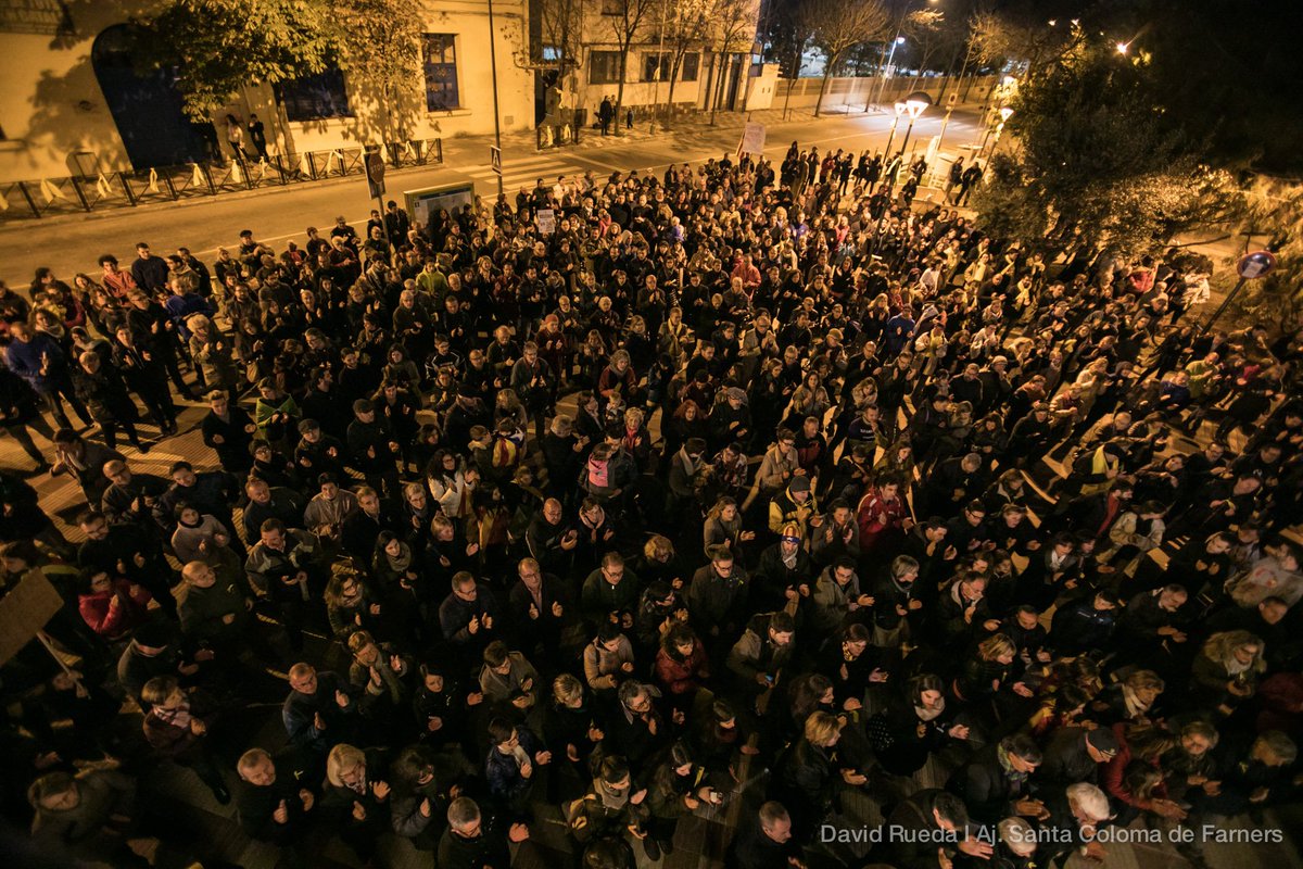 AjSCFarners's tweet photo. Aquesta tarda, centenars de persones s'han concentrat a Santa Coloma de Farners per continuar defensant la #LlibertatPresosPolítics! #concentració #SCF #SantaColomadeFarners https://t.co/X6H5lJgxTP