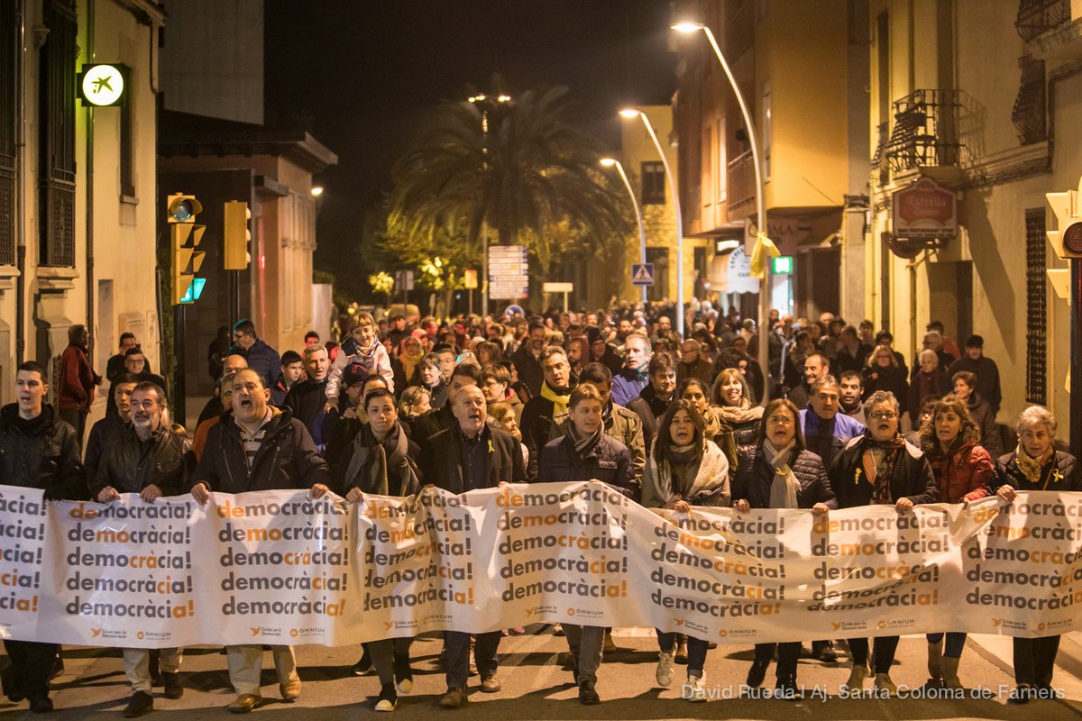 AjSCFarners's tweet photo. Aquesta tarda, centenars de persones s'han concentrat a Santa Coloma de Farners per continuar defensant la #LlibertatPresosPolítics! #concentració #SCF #SantaColomadeFarners https://t.co/X6H5lJgxTP