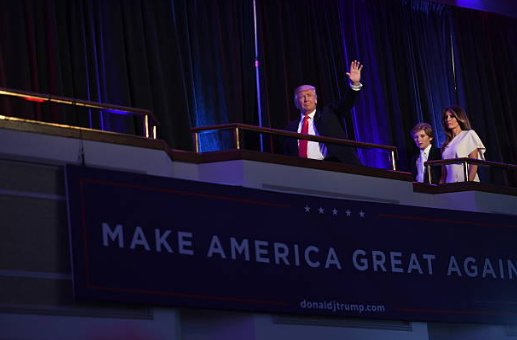 (30) The Trump family appear on the balcony.