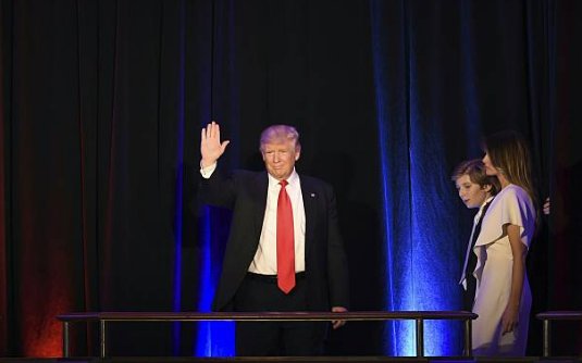 (30) The Trump family appear on the balcony.