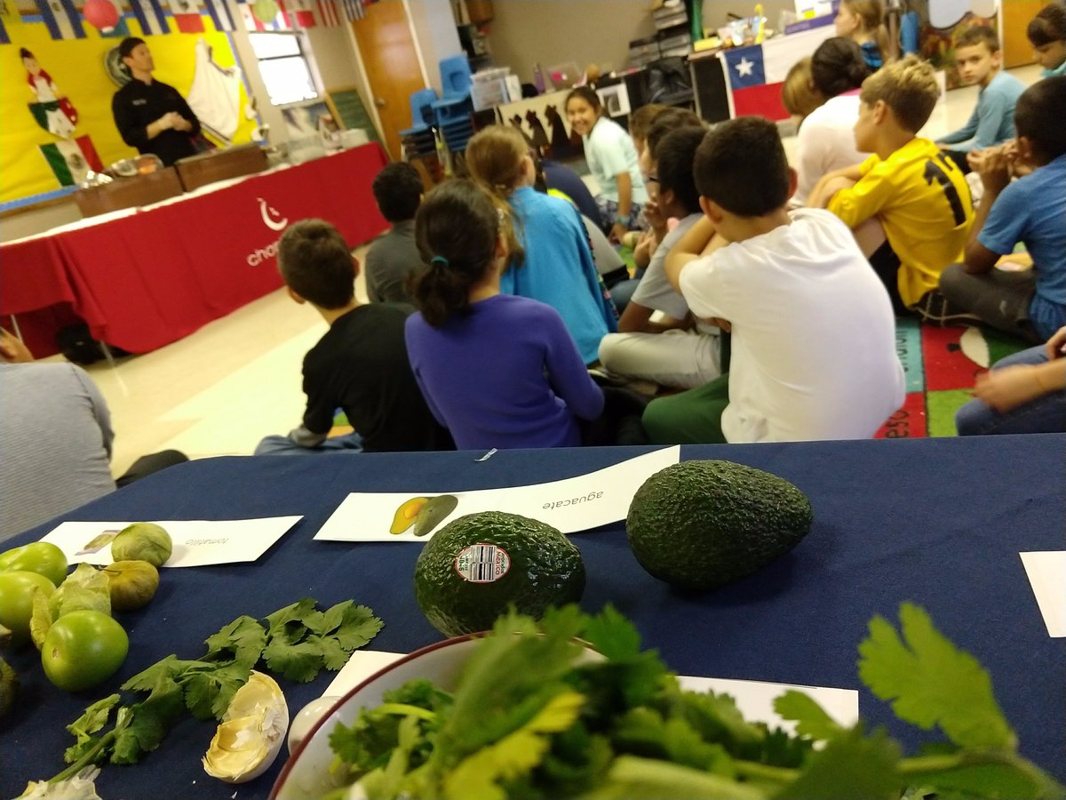 PopUpFoodie's tweet photo. Thx for having us @FPGBilingue &amp; @SenoraYeli. Chef Jordan &amp; RD Lynne (@LKPrivette) enjoyed teaching 250+ students abt Pico de Gallo's significance! @chccs @ChartwellsK12 https://t.co/TMAozX4kKh